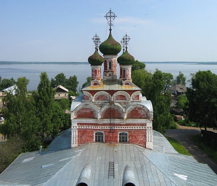 Собор Троицы Живоначальной, Осташков (Осташковский городской округ, Тверская область). архитектурные детали, Вид на Троицкий собор с колокольни