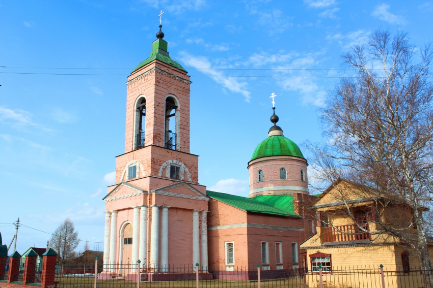 Церковь Рождества Пресвятой Богородицы, Махра (Сергиево-Посадский городской округ, Московская область). общий вид в ландшафте, Вид с юго-запада