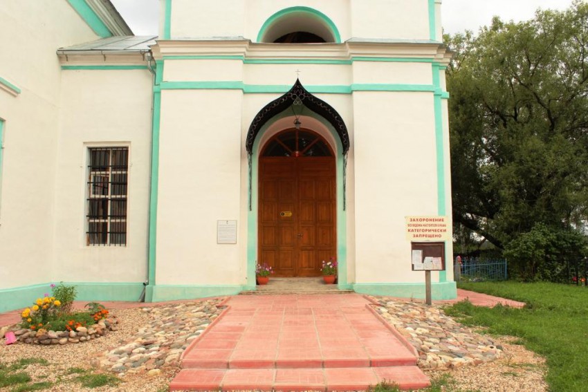 Церковь Сергия Радонежского, Мергусово (Сергиево-Посадский городской округ, Московская область). архитектурные детали, Вход в притвор