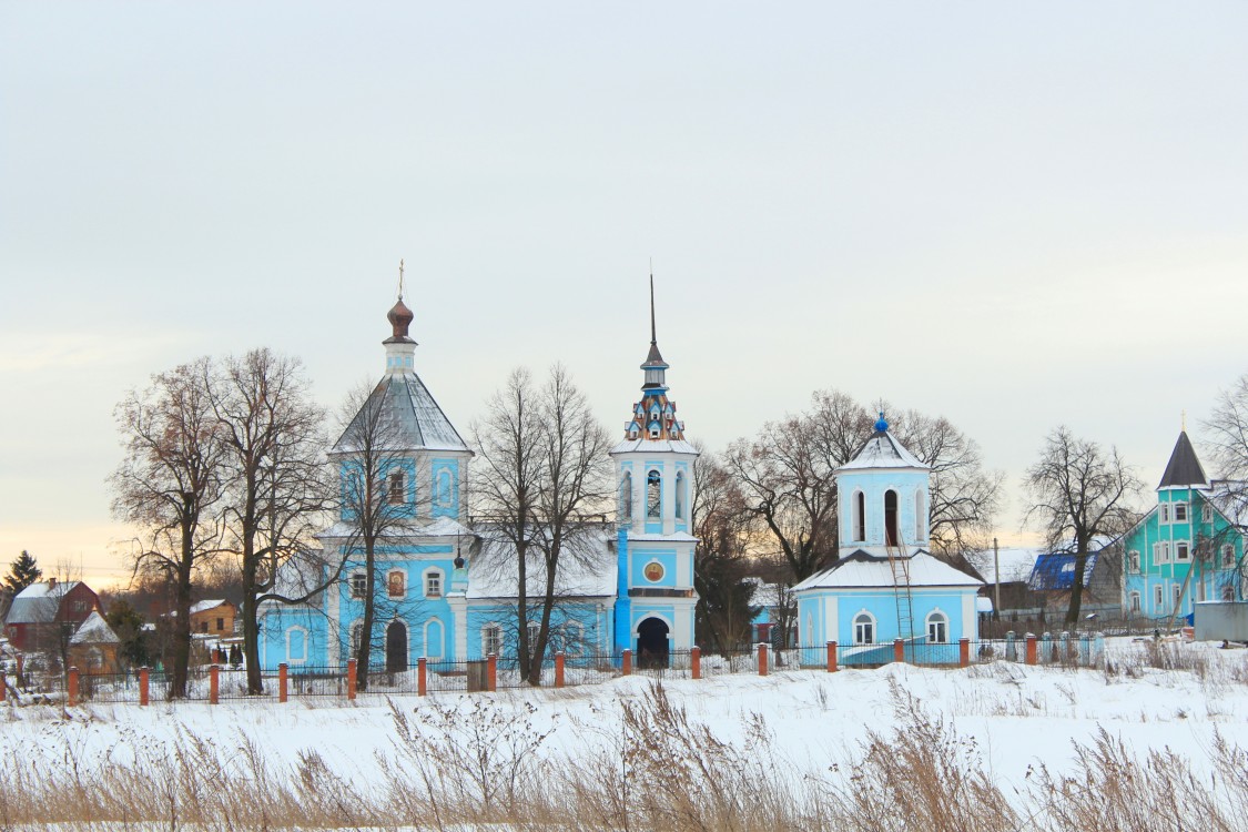 Церковь Тихвинской иконы Божией Матери, Титовское (Сергиево-Посадский городской округ, Московская область). общий вид в ландшафте, Вид с севера, слева направо: Тихвинский храм, звонница, приют.