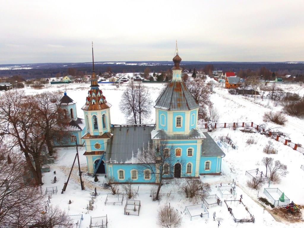 Церковь Тихвинской иконы Божией Матери, Титовское (Сергиево-Посадский городской округ, Московская область). общий вид в ландшафте, Вид с юга, фото с квадрокоптера