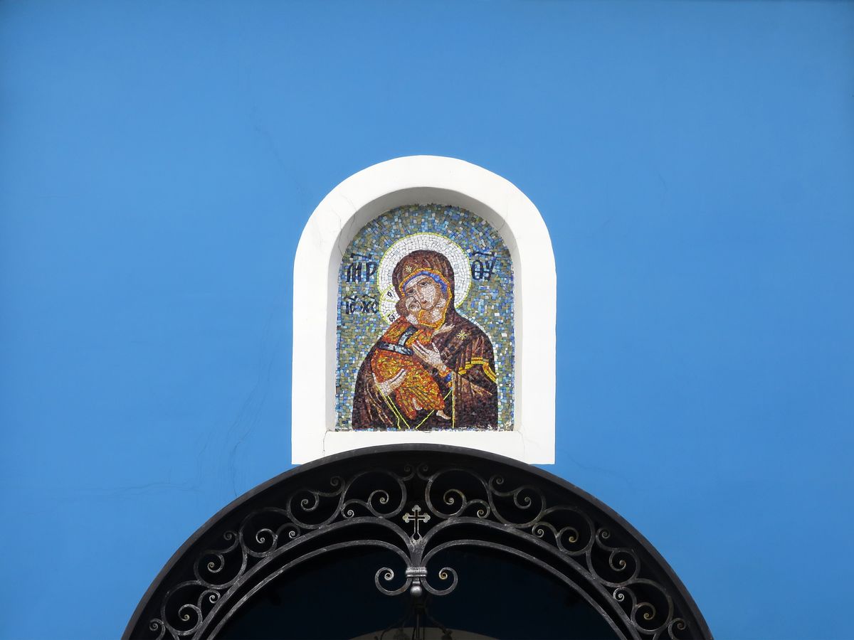 Мозаичная икона над северным входом в храм, архитектурные детали. Церковь Владимирской иконы Божией Матери, Мытищи (Мытищинский городской округ и гг. Долгопрудный, Лобня, Московская область)