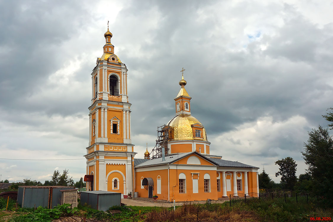 Церковь Рождества Пресвятой Богородицы, Богородское (Сергиево-Посадский городской округ, Московская область). общий вид в ландшафте