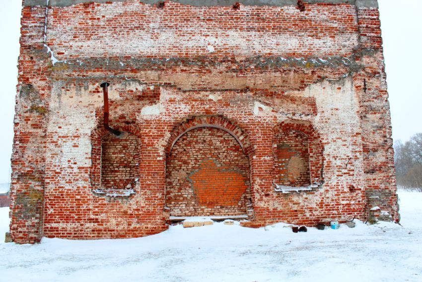 Заболотье. Церковь Покрова Пресвятой Богородицы. архитектурные детали, Фрагмент западного фасада основного объема храма, видны следы примыкавшей ранее трапезной