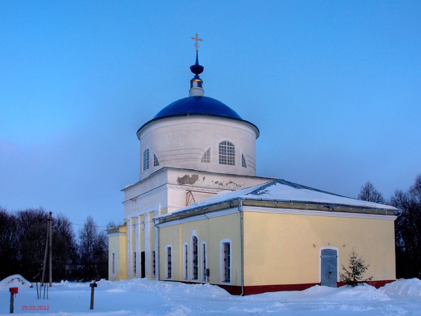 Закубежье. Церковь Успения Пресвятой Богородицы. общий вид в ландшафте