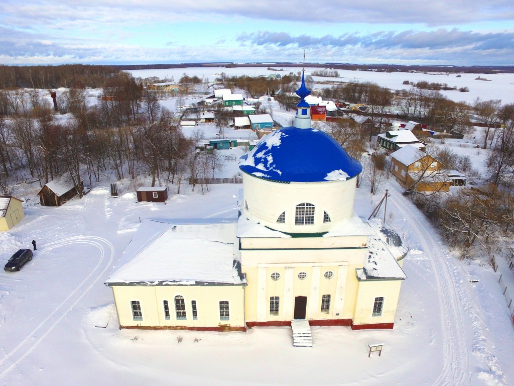 Закубежье. Церковь Успения Пресвятой Богородицы. общий вид в ландшафте, Вид с юга, фото с квадрокоптера