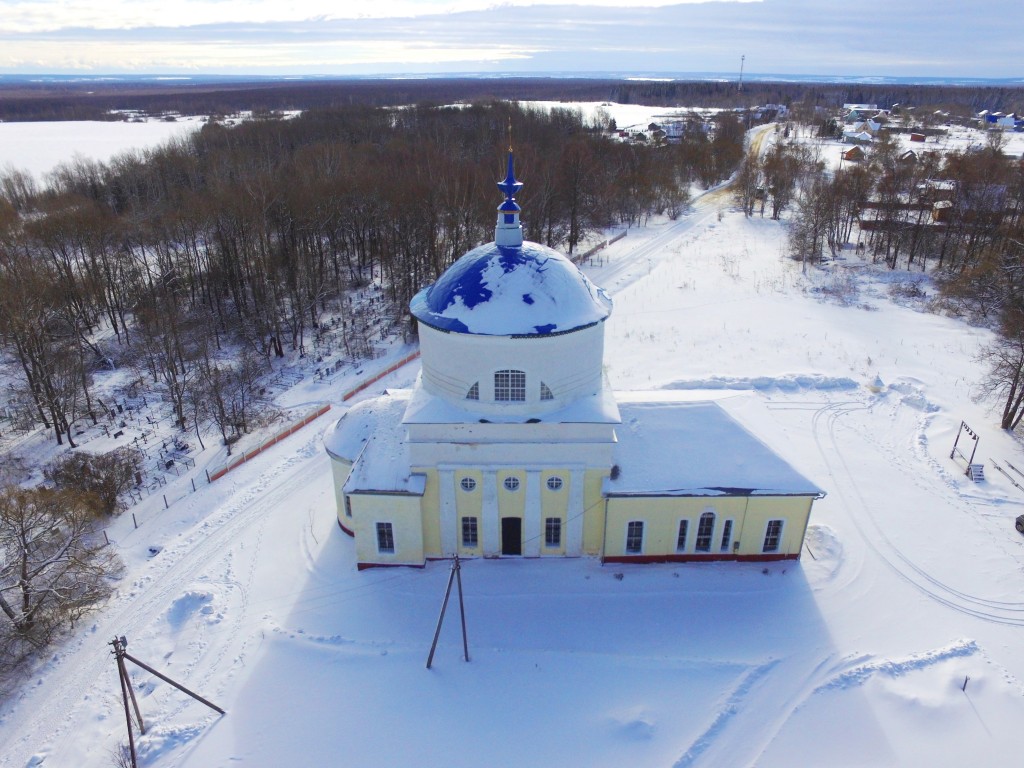 Церковь Успения Пресвятой Богородицы, Закубежье (Сергиево-Посадский городской округ, Московская область). общий вид в ландшафте, Вид с севера, фото с квадрокоптера