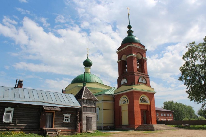 Церковь Казанской иконы Божией Матери, Каменки (Сергиево-Посадский городской округ, Московская область). фасады, Вид с северо-запада: сестринский корпус, временная звонница и Казанский храм.