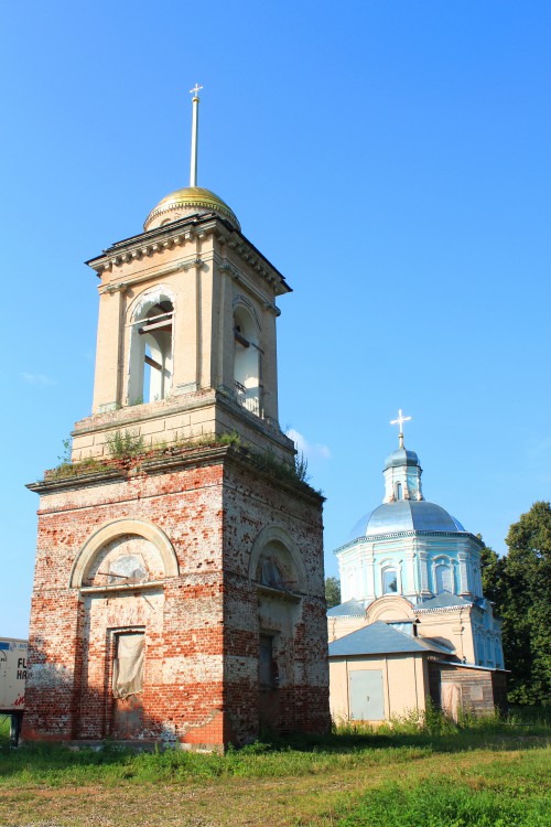 Церковь Покрова Пресвятой Богородицы, Кучки (Сергиево-Посадский городской округ, Московская область). общий вид в ландшафте, Вид с юго-запада