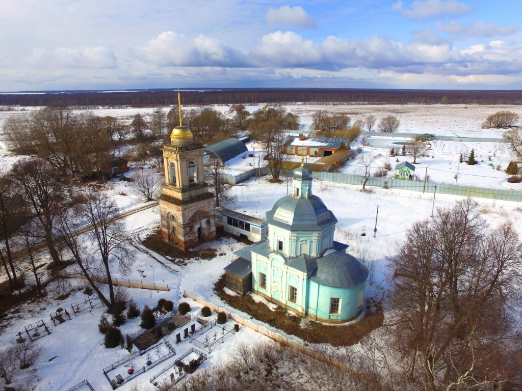 Церковь Покрова Пресвятой Богородицы, Кучки (Сергиево-Посадский городской округ, Московская область). общий вид в ландшафте, Вид с юго-востока, фото с квадрокоптера