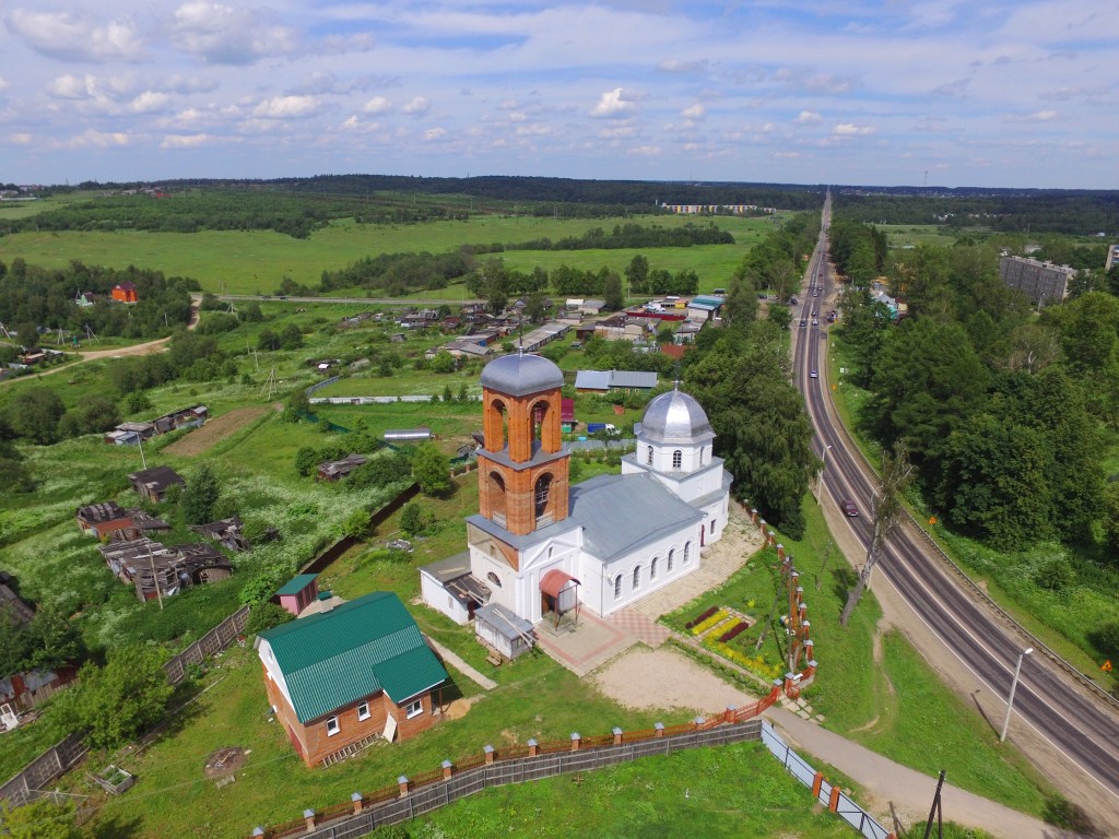 Церковь Покрова Пресвятой Богородицы, Сватково (Сергиево-Посадский городской округ, Московская область). общий вид в ландшафте, Вид с юго-запада, фото с квадрокоптера