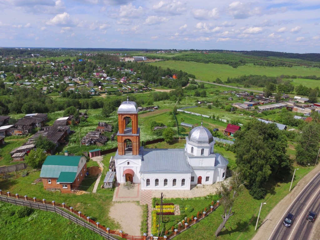 Церковь Покрова Пресвятой Богородицы, Сватково (Сергиево-Посадский городской округ, Московская область). общий вид в ландшафте, Вид с юга, фото с квадрокоптера