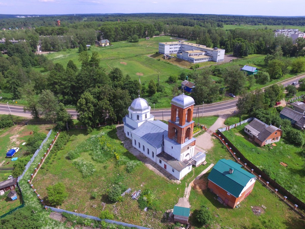 Церковь Покрова Пресвятой Богородицы, Сватково (Сергиево-Посадский городской округ, Московская область). общий вид в ландшафте, Вид с северо-запада, фото с квадрокоптера