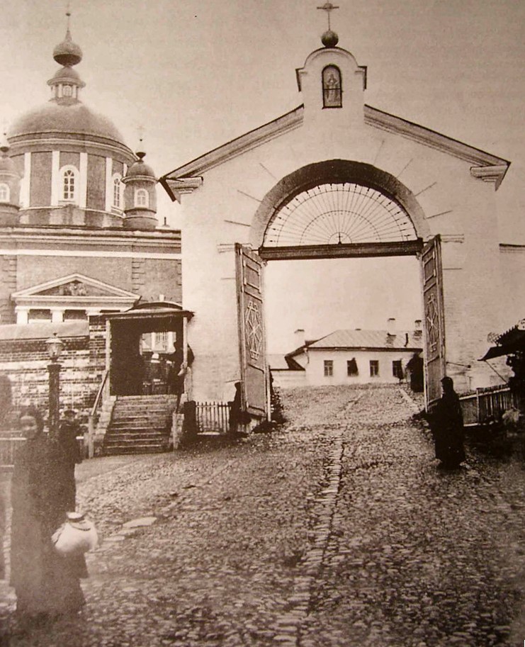 Восточные ворота Покровского монастыря. Оказывается помимо основных, Водяных (южных) и Святых (северных) ворот существовали еще и ворота Восточные, смотрящие так, сказать своим выходом на д. Комякино. Фото кон. ХIХ в. С сайта: https://centrmamontovoi.ru/turizm/xotkovo/, архивная фотография. Покровский Хотьков монастырь, Хотьково (Сергиево-Посадский городской округ, Московская область)