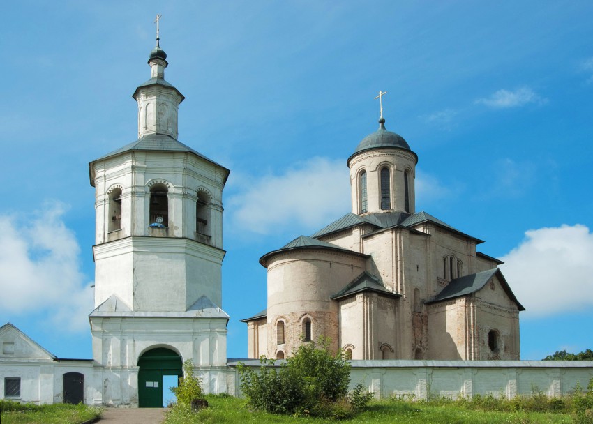 Смоленск. Церковь Михаила Архангела (Свирская) на Пристани. общий вид в ландшафте