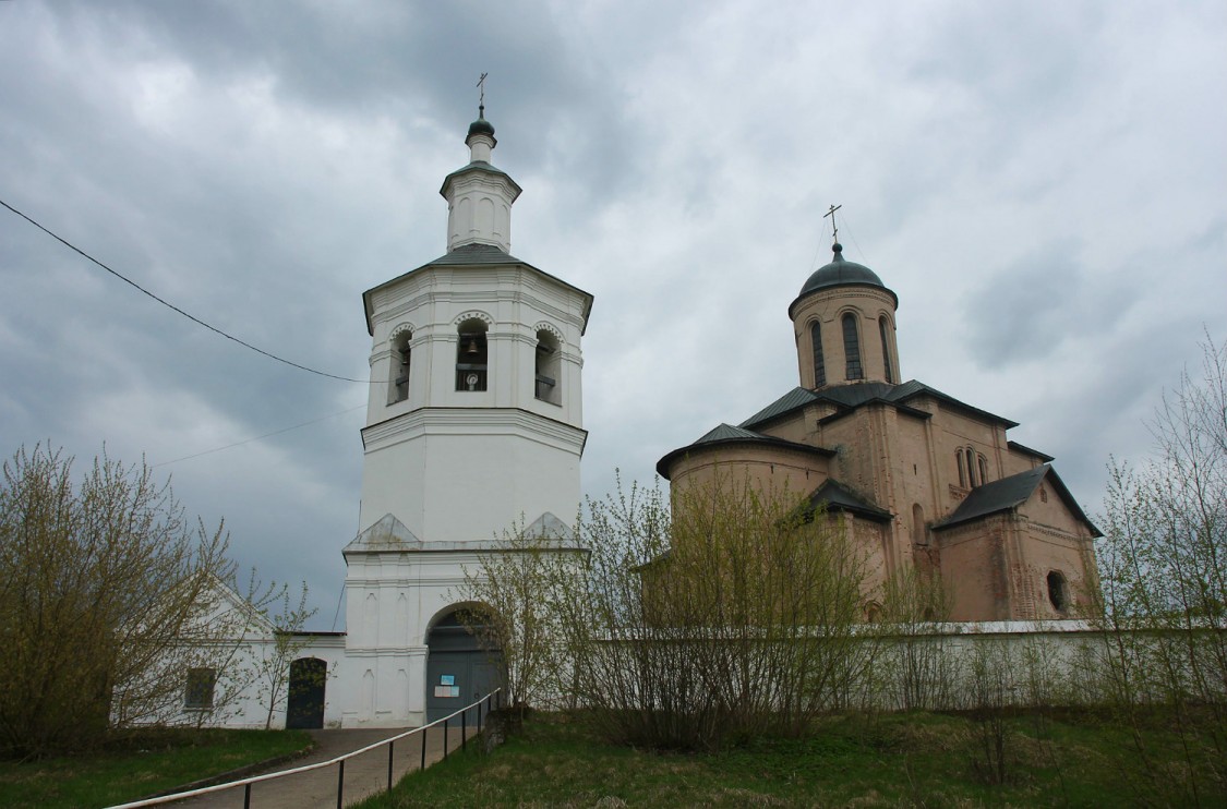 Смоленск. Церковь Михаила Архангела (Свирская) на Пристани. фасады, Общий вид с ул. Парковая