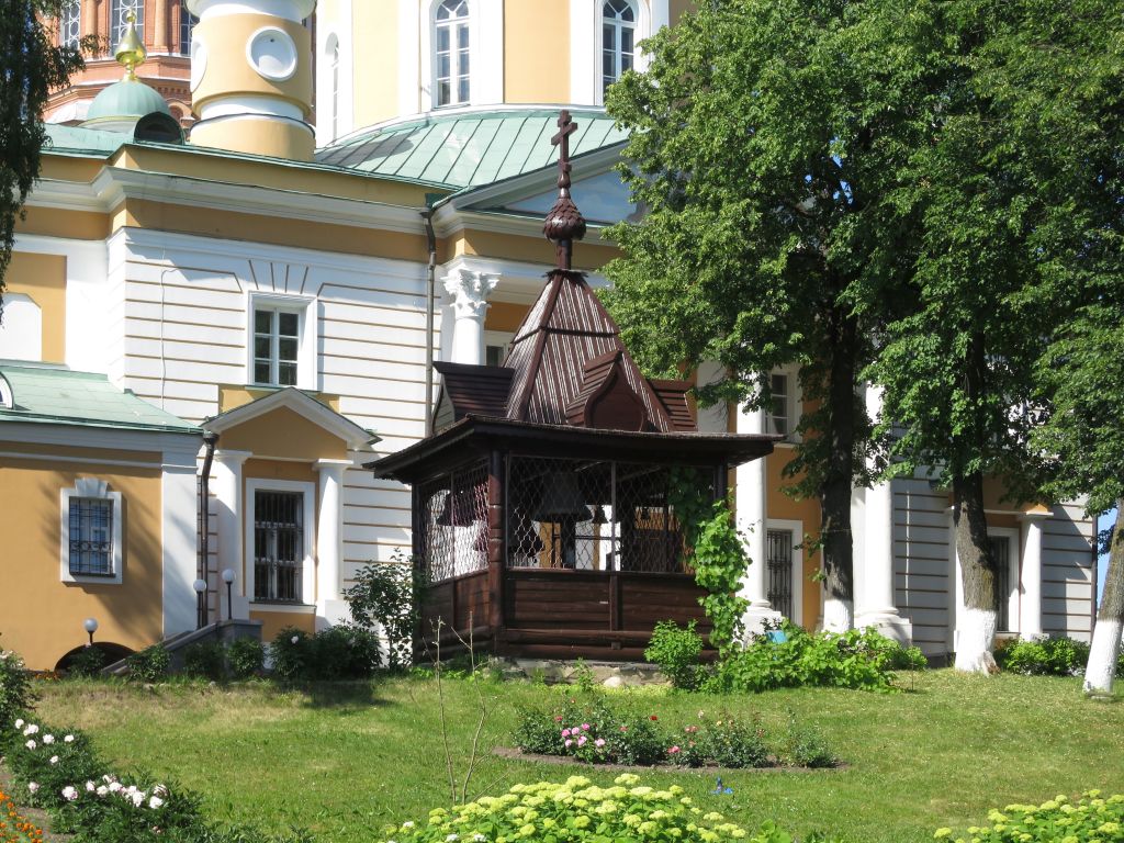 Покровский Хотьков монастырь. Собор Покрова Пресвятой Богородицы, Хотьково (Сергиево-Посадский городской округ, Московская область). дополнительная информация, Деревянная звонница возле собора Покрова Пресвятой Богородицы