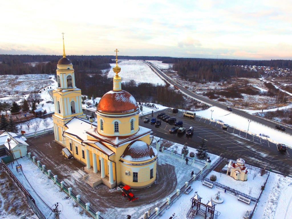 Церковь Преображения Господня, Радонеж (Городок) (Сергиево-Посадский городской округ, Московская область). фасады, Вид с юго-востока: справа - часовня Матроны Московской