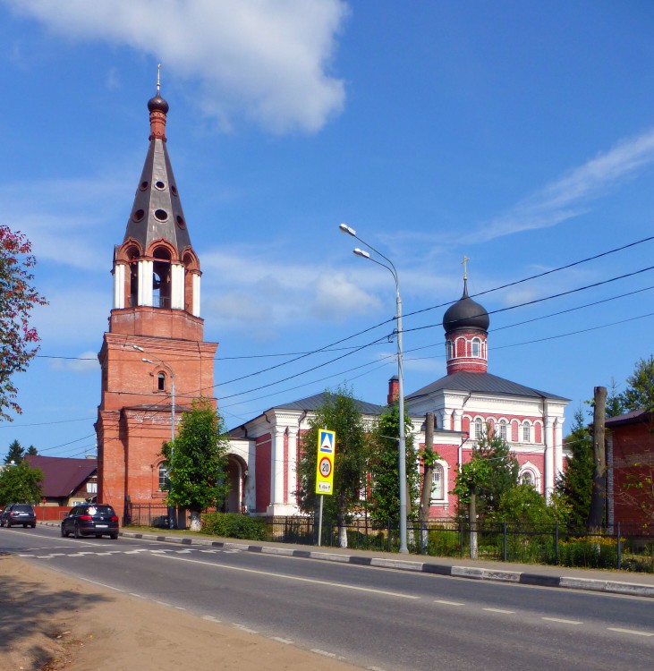 Хотьково. Церковь Алексия, человека Божия. фасады, Фото с новой колокольней без искажения