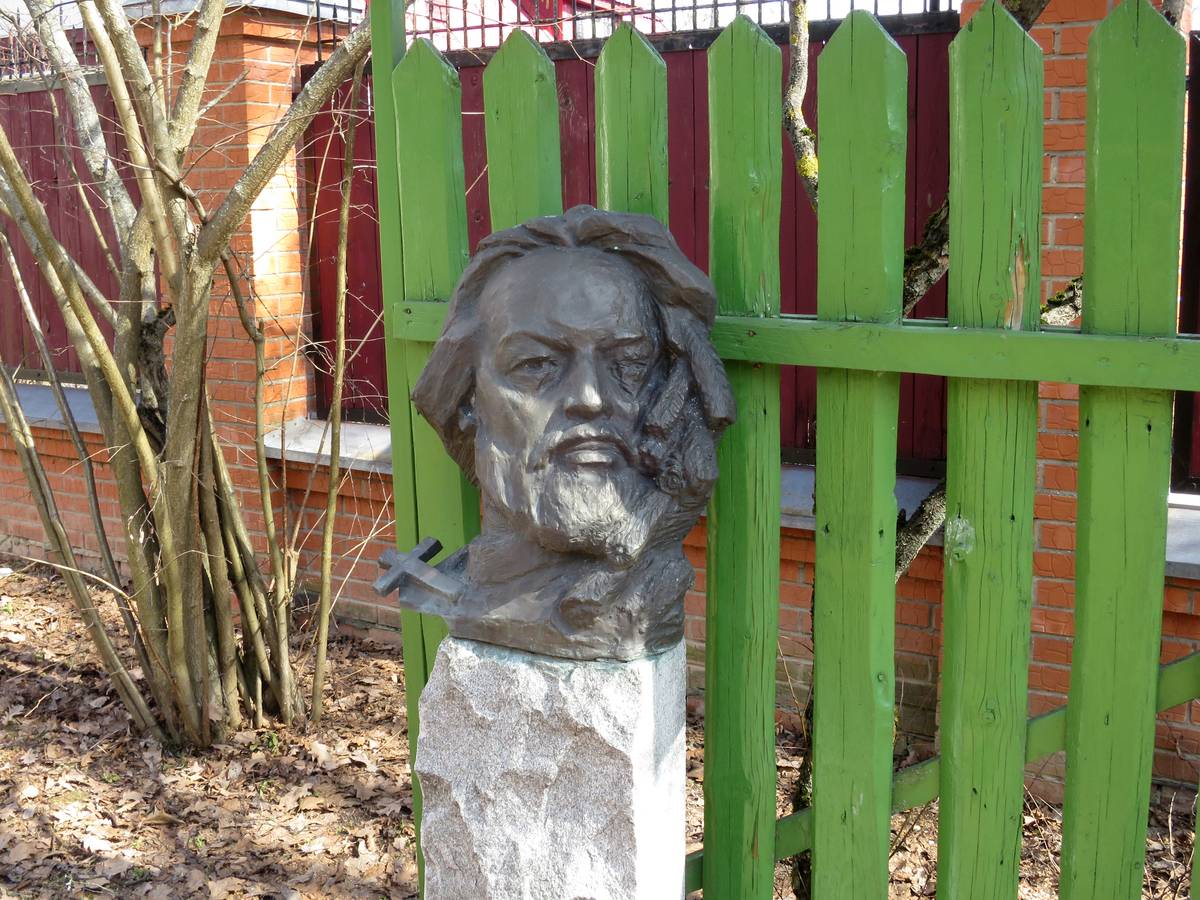 Бюст о. Александра Меня возле его дома (недалеко от церкви Сергия Радонежского.), дополнительная информация. Церковь Сергия Радонежского, Конкурсный (Сергиево-Посадский городской округ, Московская область)