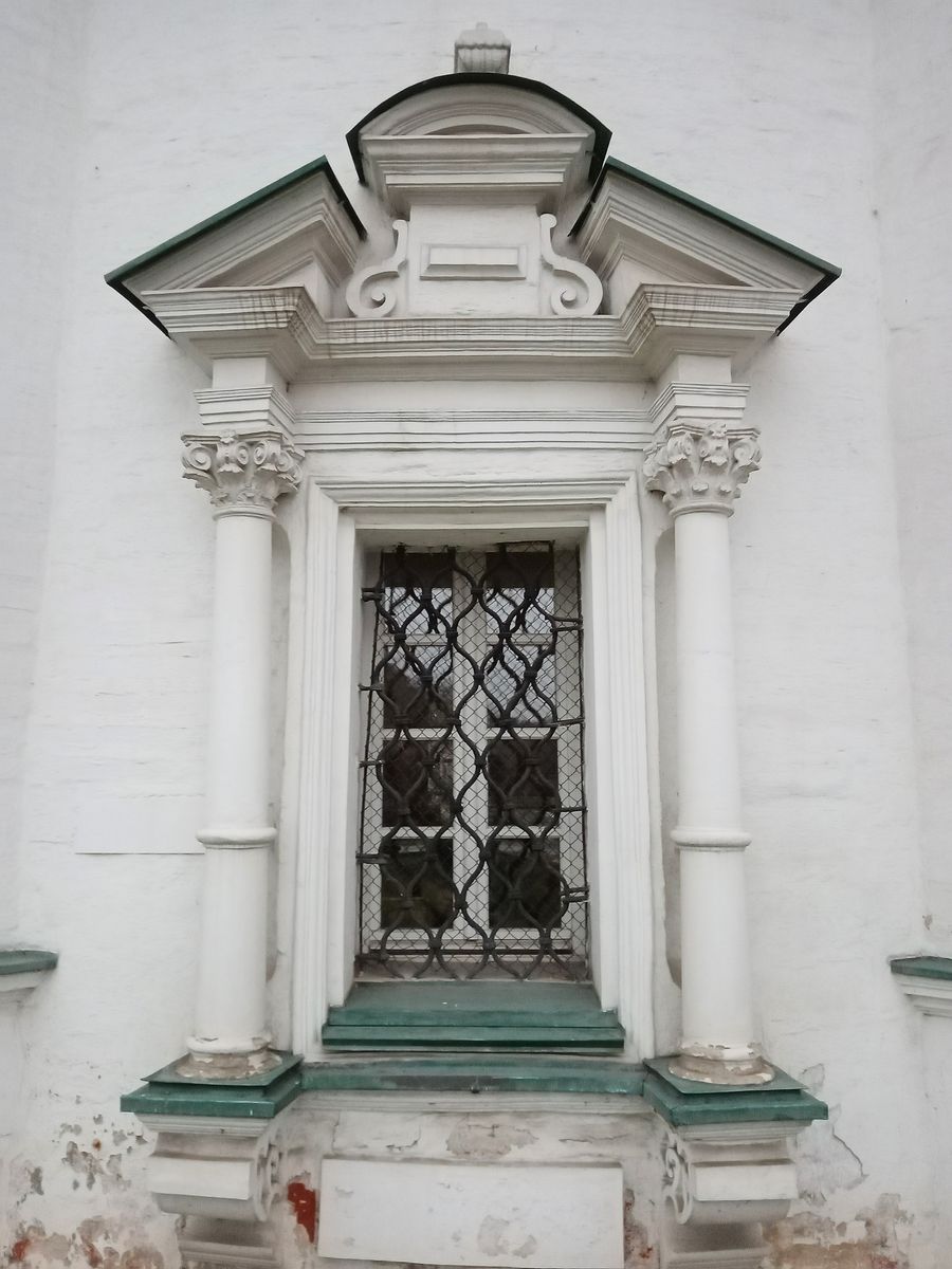 Наличник оконной рамы, архитектурные детали. Часовня 