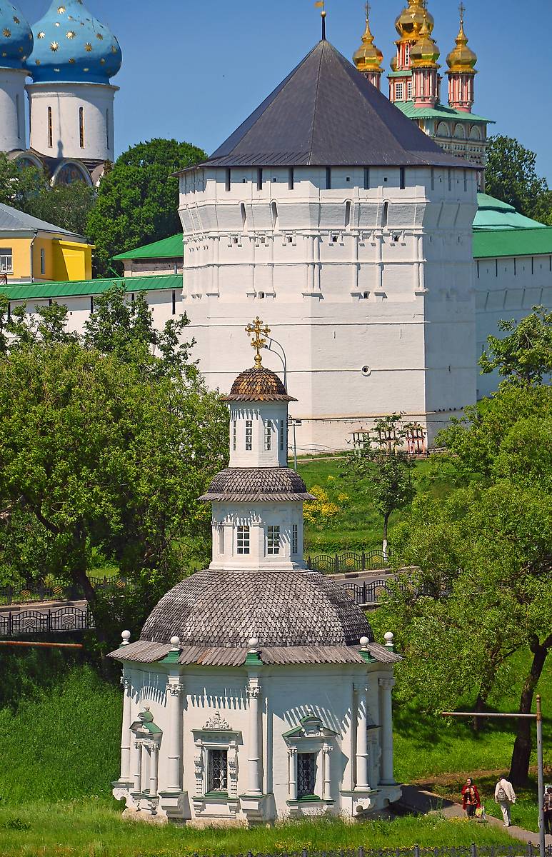 общий вид в ландшафте. Часовня "Пятницкий или Сергиевский колодец", Сергиев Посад (Сергиево-Посадский городской округ, Московская область)