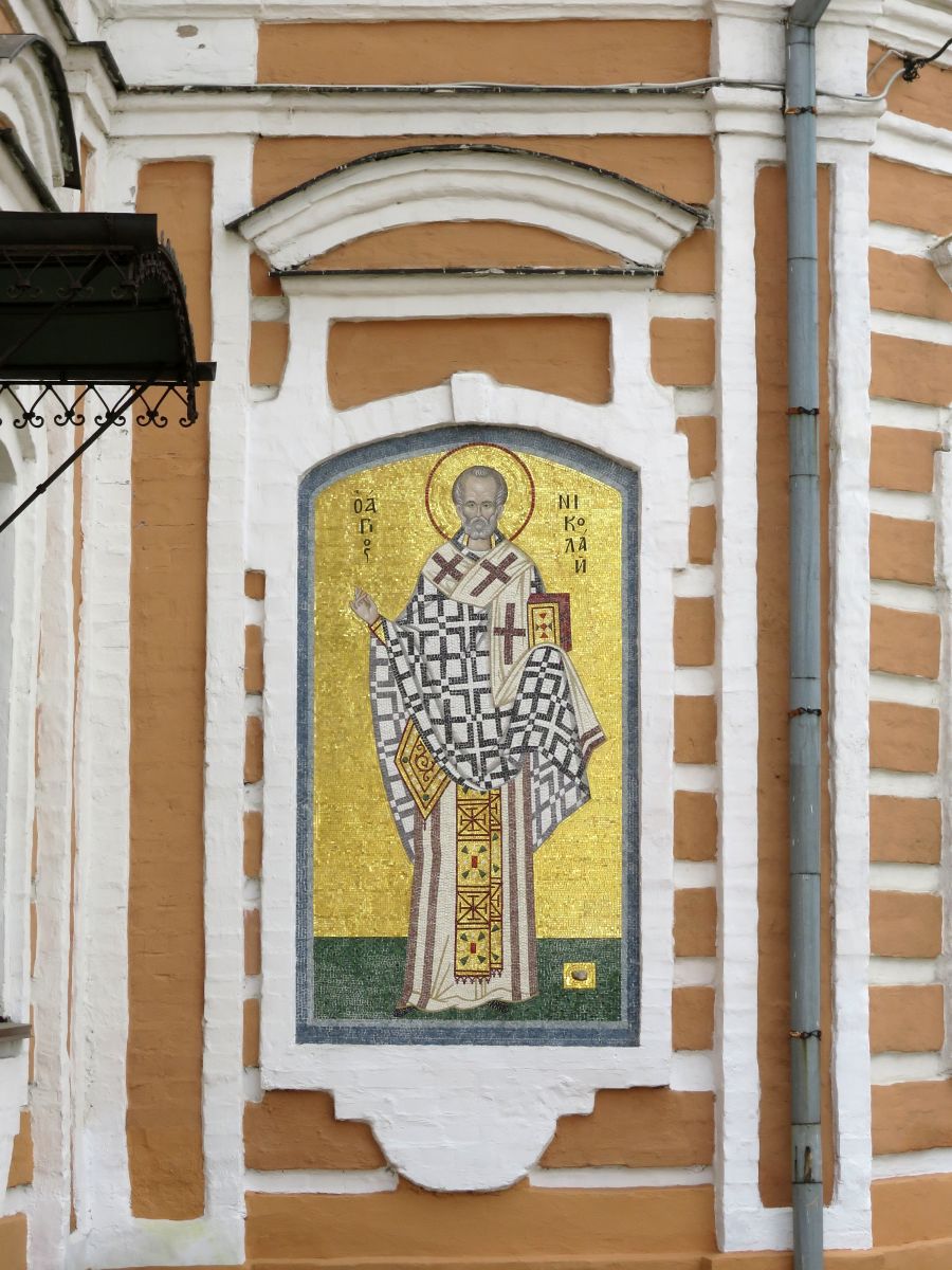 Церковь Успения Пресвятой Богородицы в Клементьеве, Сергиев Посад (Сергиево-Посадский городской округ, Московская область). архитектурные детали, Мозаичный образ Николая Чудотворца на фасаде северного придела