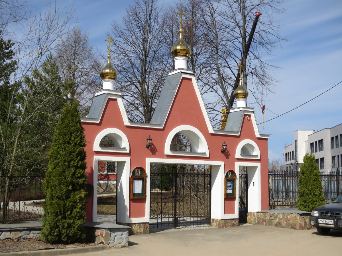 Церковь Георгия Победоносца, Семхоз (Сергиево-Посадский городской округ, Московская область). дополнительная информация, Врата церковной ограды