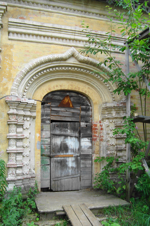 Собор Воскресения Христова, Осташков (Осташковский городской округ, Тверская область). архитектурные детали, Декоративное убранство дверного проема.