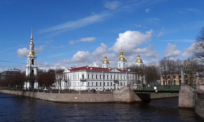 Собор Николая Чудотворца и Богоявления Господня, Адмиралтейский район (Санкт-Петербург, г. Санкт-Петербург). общий вид в ландшафте, На переднем плане один из двух домов причта (епархиальный арх. Г. И. Карпов 1861-1863 гг.)