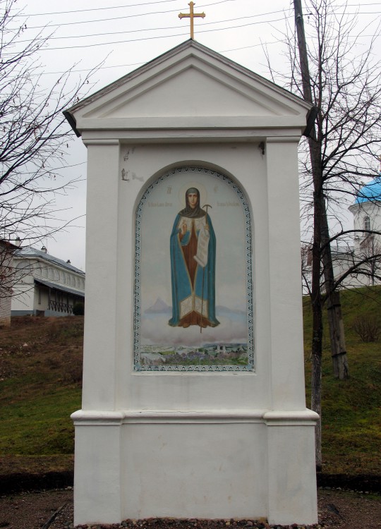 Покрово-Тервенический женский монастырь, Тервеничи (Лодейнопольский район, Ленинградская область). дополнительная информация, Стела с изображением образа Божьей матери -- игуменьи св. горы Афон. Вместо Афона изображены Тервеничи