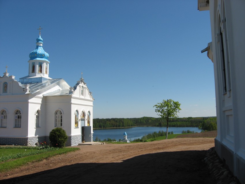 Покрово-Тервенический женский монастырь, Тервеничи (Лодейнопольский район, Ленинградская область). дополнительная информация, Справа - стена северного фасада Покровской церкви, слева - церковь Антония и Феодосия, на заднем плане - купол часовни 