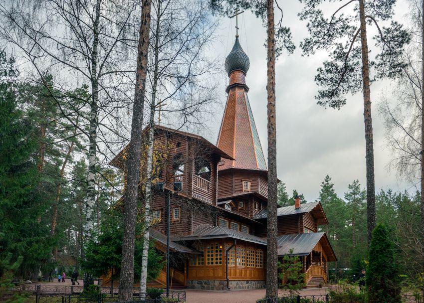 Церковь Казанской иконы Божией Матери (в честь 300-летия дома Романовых), Вырица (Гатчинский район, Ленинградская область). фасады, Вид с юго-западной стороны.