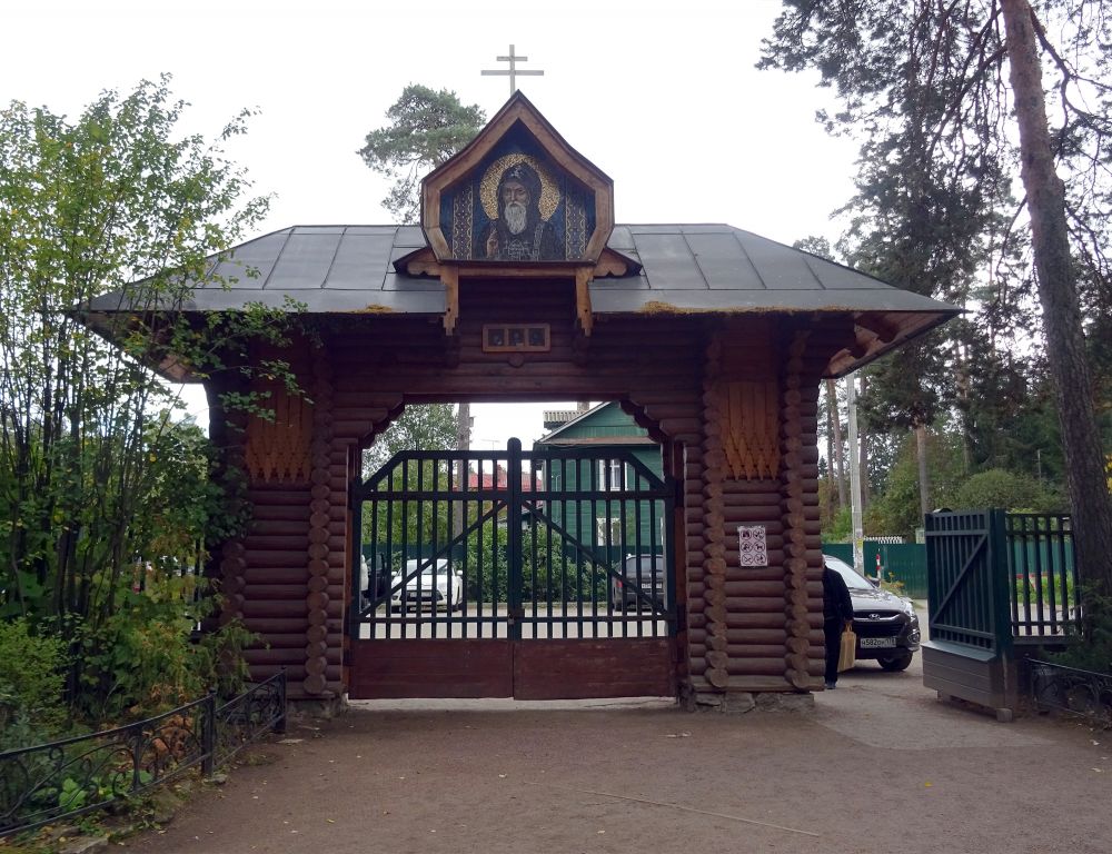 Церковь Казанской иконы Божией Матери (в честь 300-летия дома Романовых), Вырица (Гатчинский район, Ленинградская область). дополнительная информация, Ворота с внутренней стороны