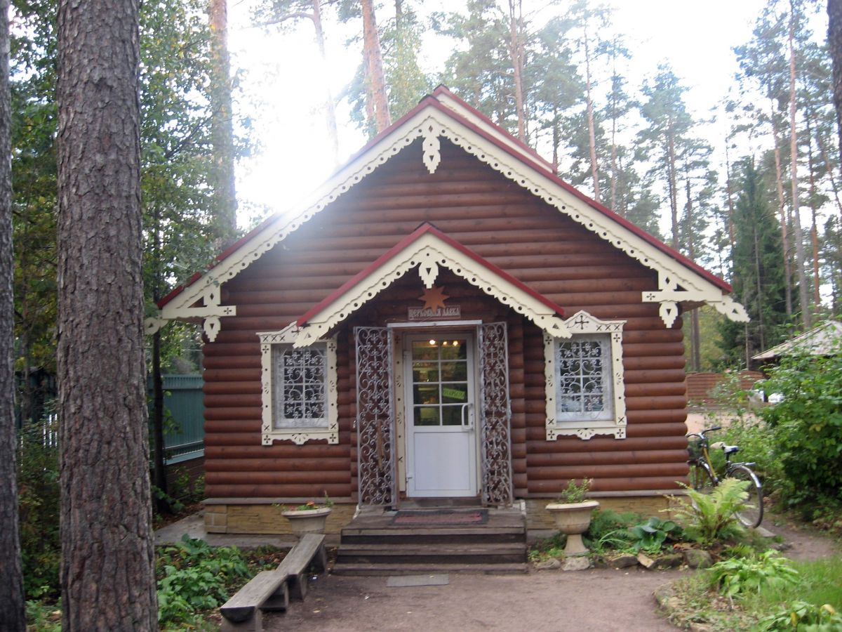 Церковь Казанской иконы Божией Матери (в честь 300-летия дома Романовых), Вырица (Гатчинский район, Ленинградская область). дополнительная информация, Церковная лавка.