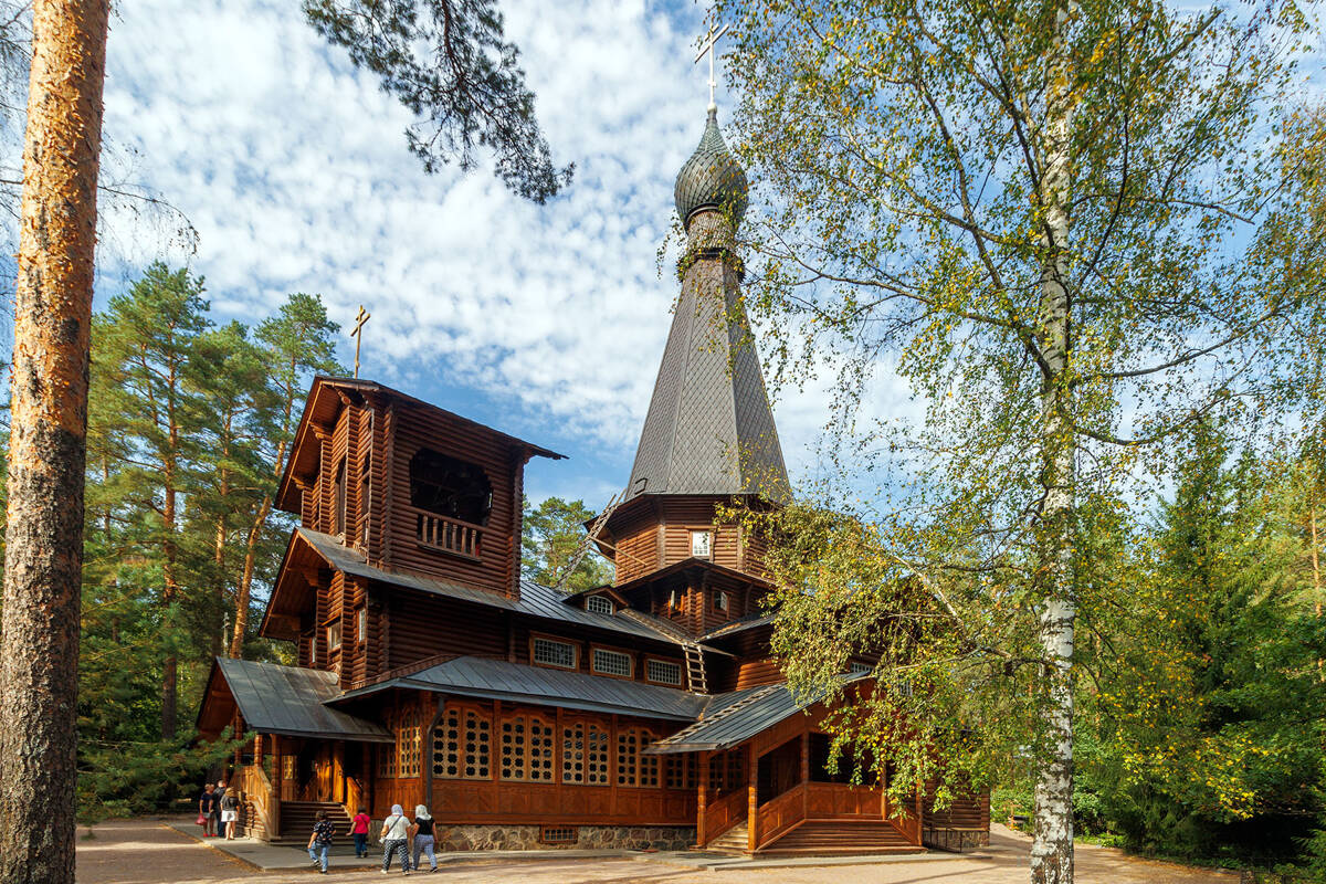 Церковь Казанской иконы Божией Матери (в честь 300-летия дома Романовых), Вырица (Гатчинский район, Ленинградская область). архитектурные детали