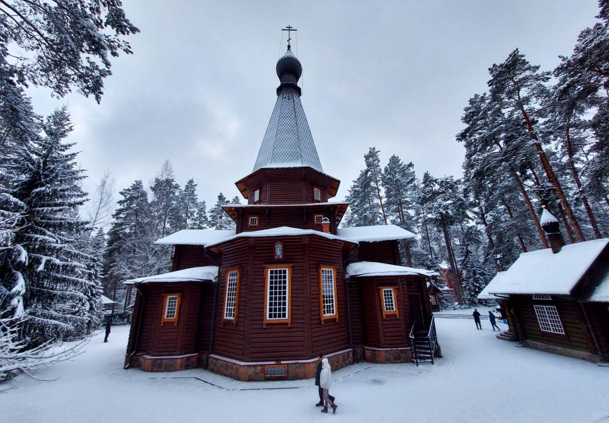 Церковь Казанской иконы Божией Матери (в честь 300-летия дома Романовых), Вырица (Гатчинский район, Ленинградская область). фасады