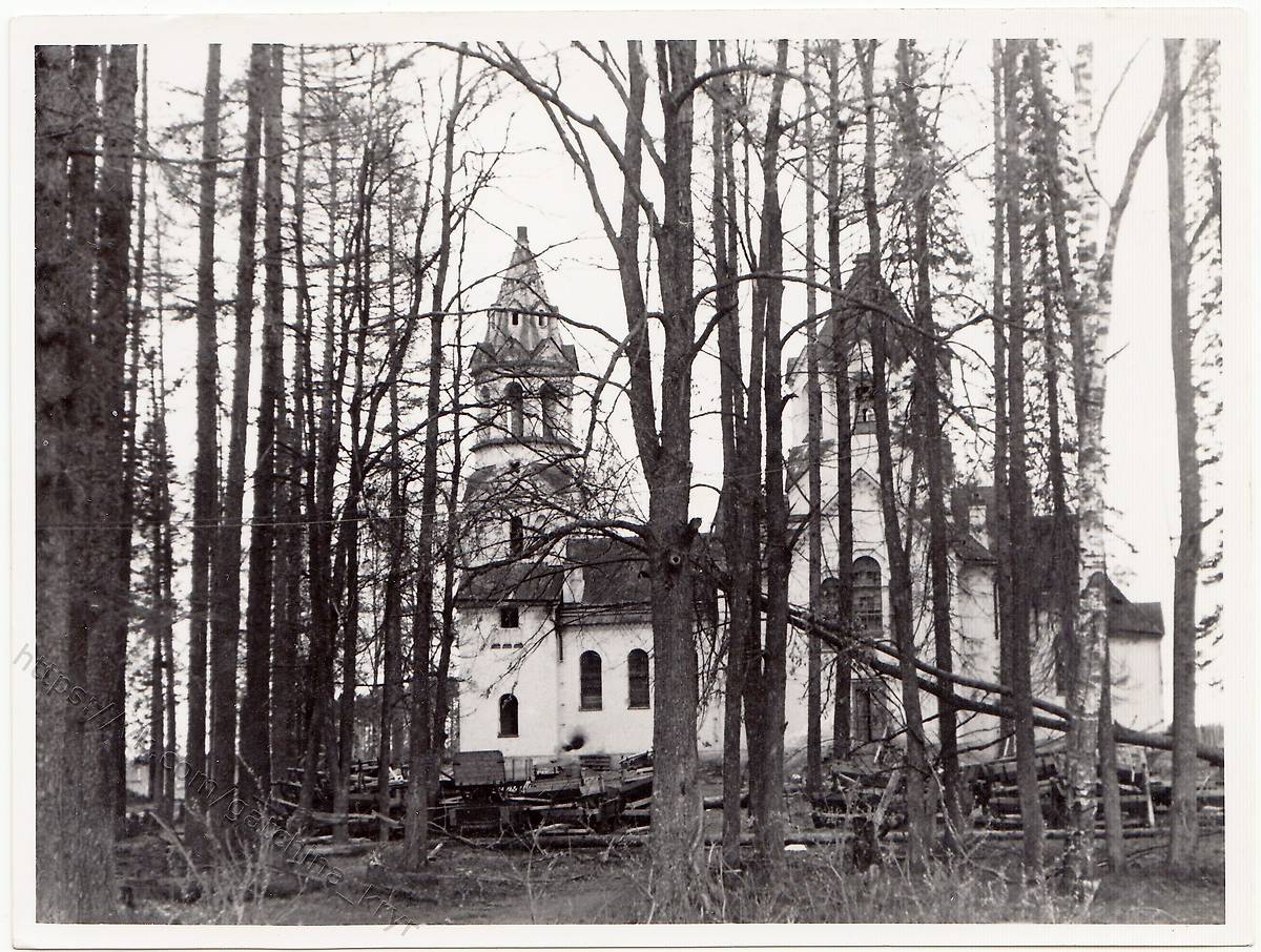 Южный фасад. Фото 1941 г. с аукциона e-bay.de, архивная фотография. Церковь Происхождения честных древ Креста Господня, Лисино-Корпус (Тосненский район, Ленинградская область)