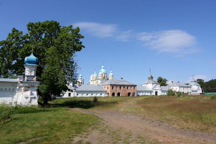 Коневец, остров. Рождества Пресвятой Богородицы Коневский монастырь. общий вид в ландшафте