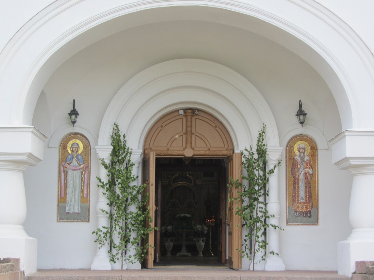 Церковь Алексия, митрополита Московского, Тайцы (Гатчинский район, Ленинградская область). архитектурные детали, Входная группа