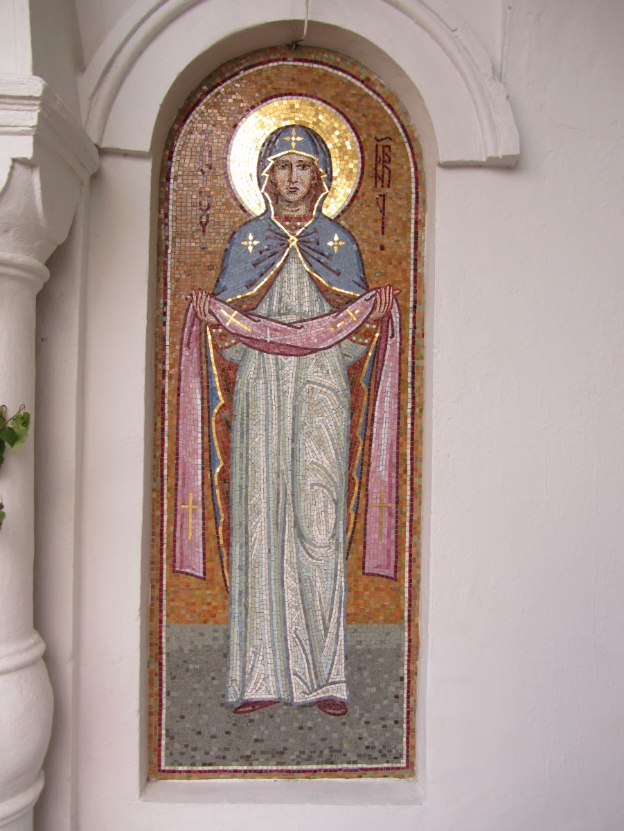 Церковь Алексия, митрополита Московского, Тайцы (Гатчинский район, Ленинградская область). архитектурные детали, Пресвятая Богородица со своим покровом на руках; мозаика