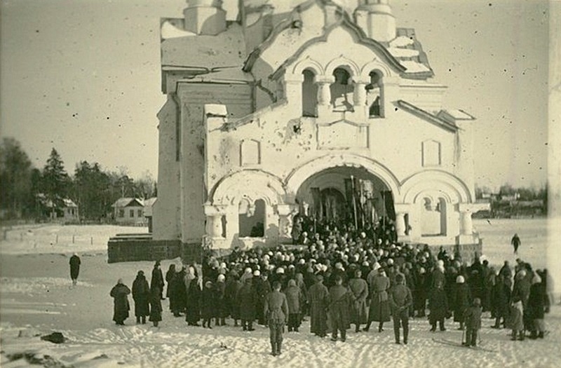 Фрагмент западного фасада. Фото 1941 с аукциона e-bay.de, архивная фотография. Церковь Алексия, митрополита Московского, Тайцы (Гатчинский район, Ленинградская область)