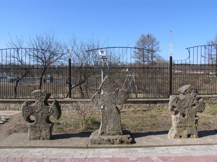 Собор Екатерины, Кингисепп (Кингисеппский район, Ленинградская область). дополнительная информация, Старинные, выточенные из известняка кресты (XV-XVI века?), найденные на территории района.