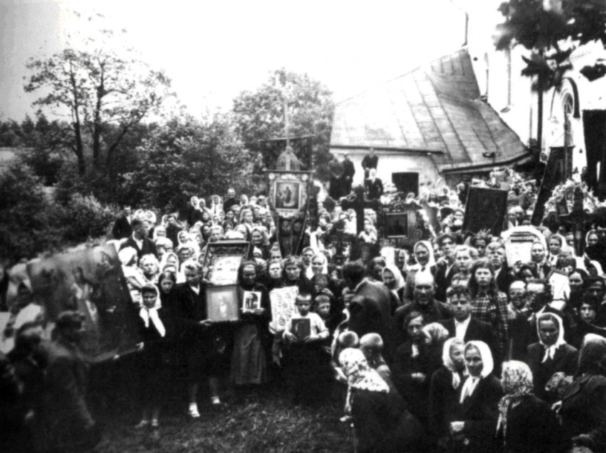 Сижно. Церковь Михаила Архангела. документальные фотографии, Погост Сижно. Крестный ход перед закрытием храма. 1951. Добавил В.И. Будько.