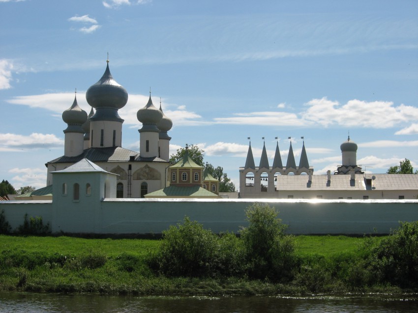 Тихвин. Тихвинский Богородице-Успенский мужской монастырь. фасады