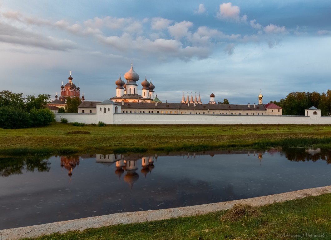 Тихвин. Тихвинский Богородице-Успенский мужской монастырь. художественные фотографии