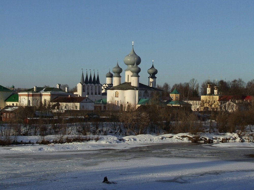 Тихвин. Тихвинский Богородице-Успенский мужской монастырь. фасады