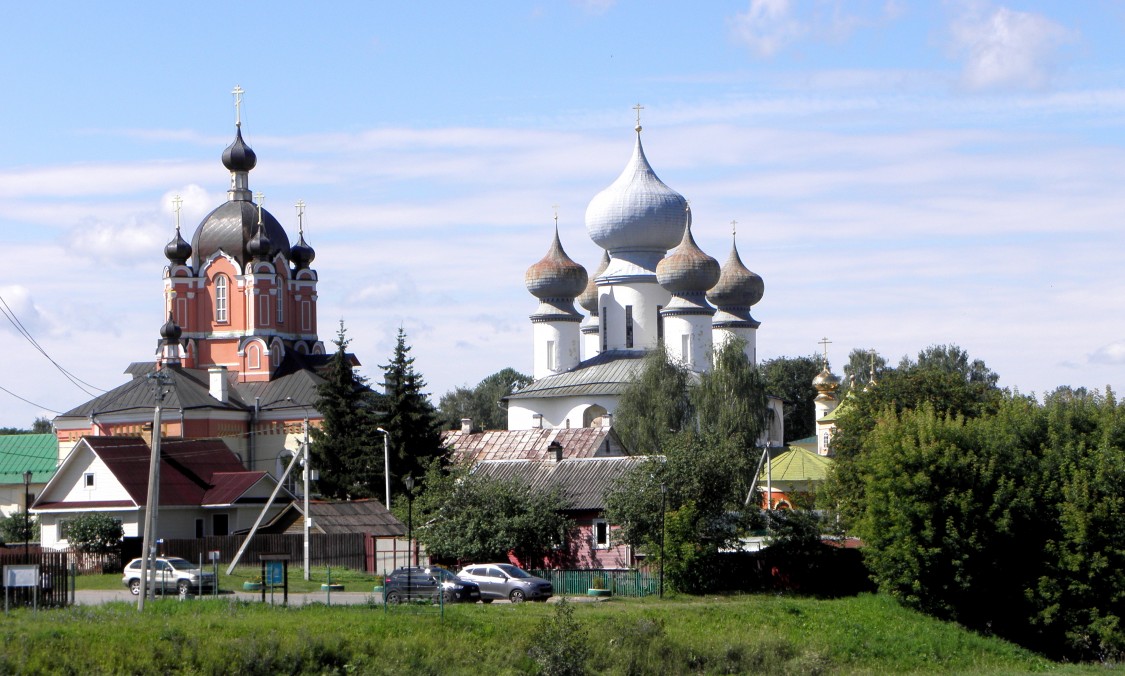 Тихвин. Тихвинский Богородице-Успенский мужской монастырь. фасады