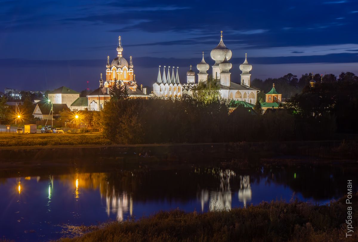 Вид с северо-востока с моста через Тихвинку, художественные фотографии. Тихвинский Богородице-Успенский мужской монастырь, Тихвин (Тихвинский район, Ленинградская область)