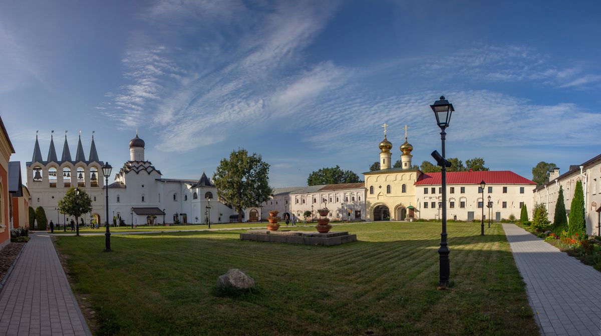 Панорама с северо-востока, общий вид в ландшафте. Тихвинский Богородице-Успенский мужской монастырь, Тихвин (Тихвинский район, Ленинградская область)